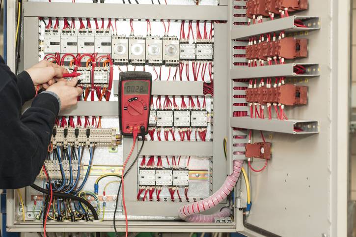 Elektryk wykonujący pomiary
